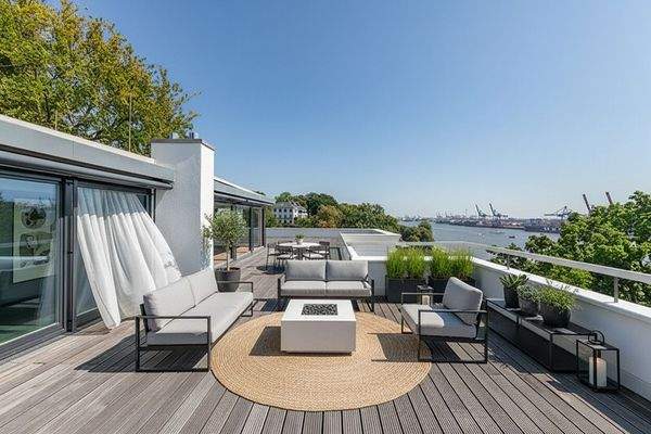 (KI) Weitläufige Dachterrasse mit sensationellem Blick! (KI)