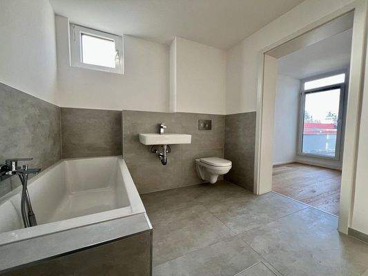 Bad mit Wanne und Dusche