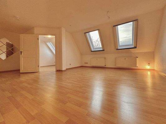 Wohnzimmer mit offener Küche