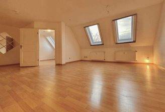 Wohnzimmer mit offener Küche