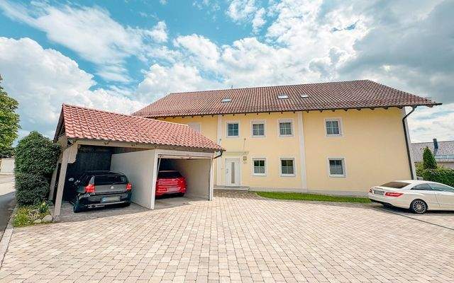 ANSICHT - GARAGE - PARKPLÄTZE