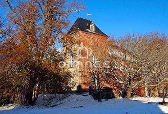 ehemaliges Amtsgebäude mit Turm im Winter und im Sommer