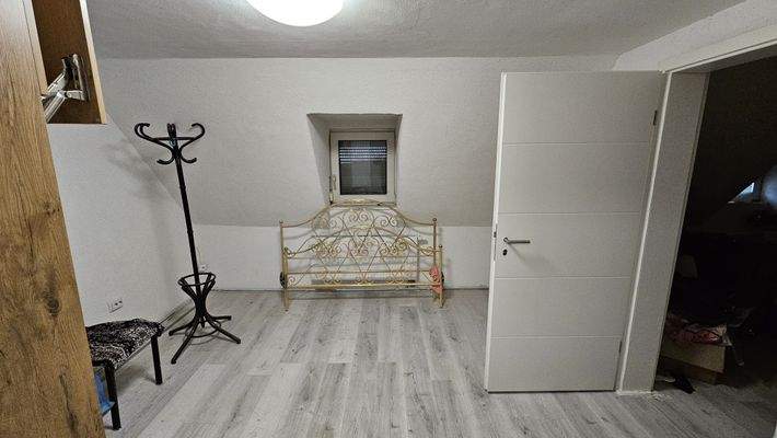 Vorderhaus_DG Zimmer B01.jpg