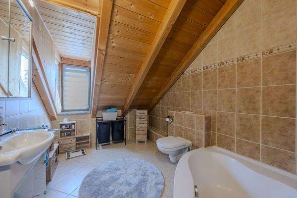 Das zweite Bad mit Eckbadewanne