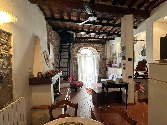 Wohnzimmer mit Kamin