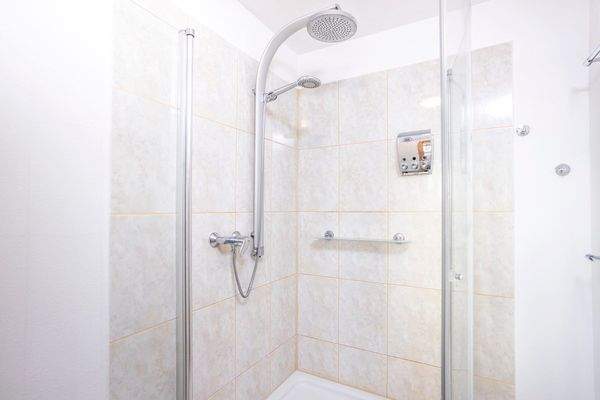 Badezimmer mit Dusche