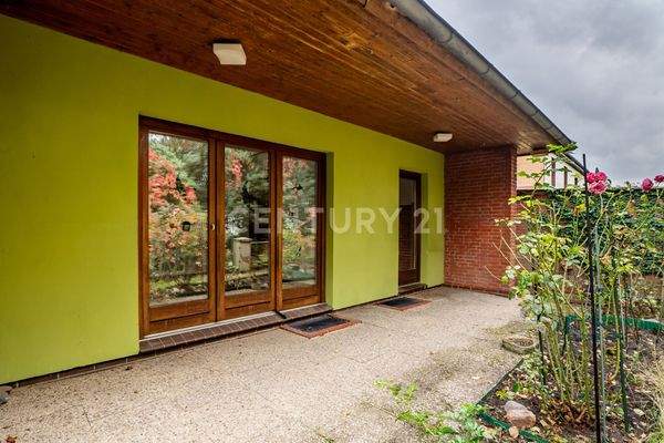 mit überdachter Terrasse