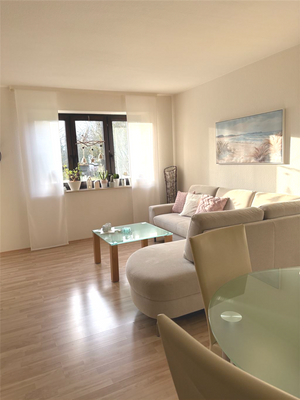 Wohnzimmer mit Süd-Terrasse