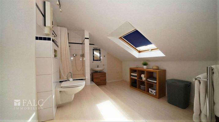 Helles Duschbad mit viel Tageslicht