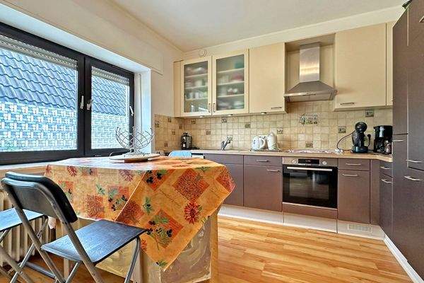 moderne Einbauküche mit Terassenzugang