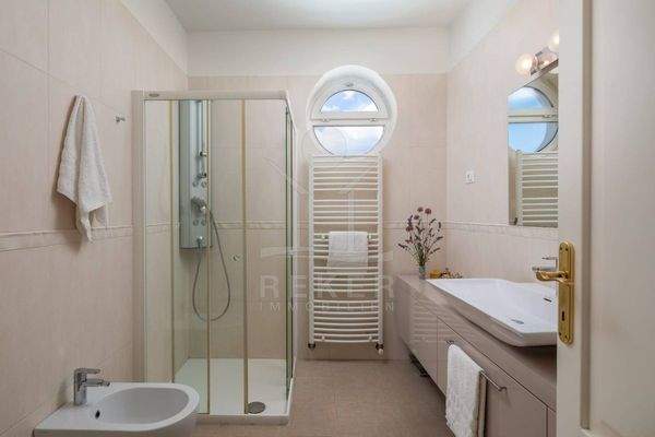 Luxuriöse, moderne Badezimmer