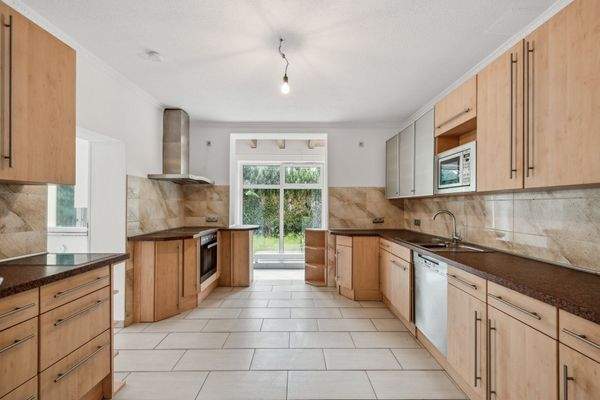 Gut ausgestattete Küche