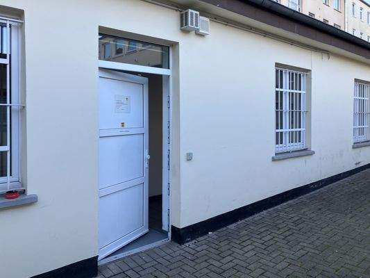 Ausgang zur Gebäuderückseite