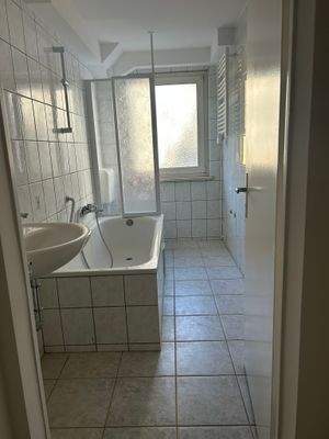 Bad mit Dusche und Badewanne 