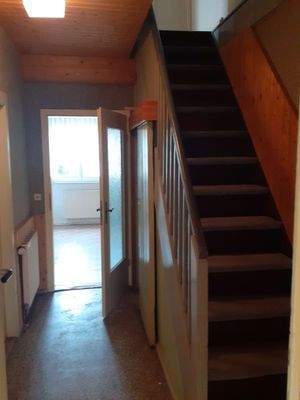 Flur mit Blick in die Küche und Treppe ins OG.jpg