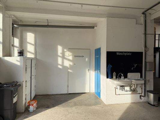 Eingangsbereich mit Herren-WC