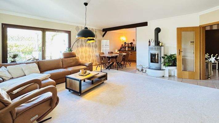 Wohnzimmer mit Essbereich und Kamin