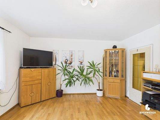 Das geräumige Wohnzimmer