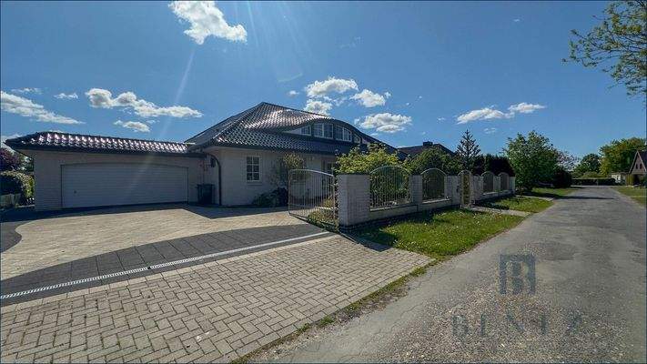 Straßenansicht mit Doppelgarage