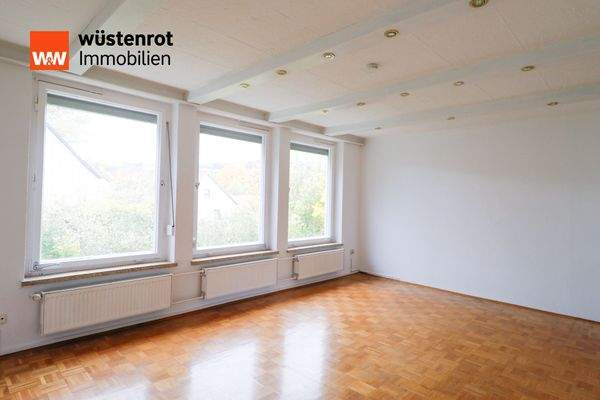 Wohnzimmer m. großer Fensterfront EG