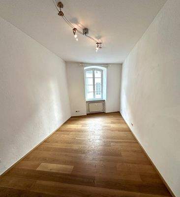 Lichtdurchflutetes Zimmer mit hochwertiger Holzdielen-Ausstattung