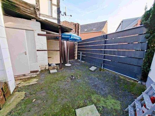 Innenhof mit Tor zur Straße