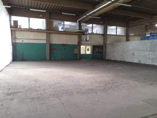 Hallenbereich hinter Gitterzaun