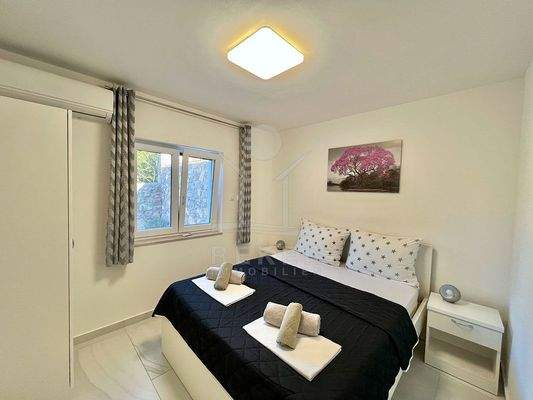 Schlafzimmer und Badezimmer