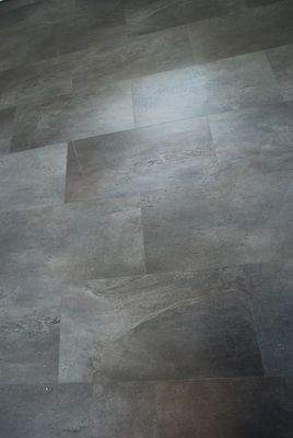 Köhler-Immobilien - Neuer Fliesenboden Küche