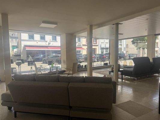 Verkaufsfläche mit großen Fensterfronten