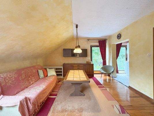 Wohnbereich mit Zugang zum Balkon Dachgeschoss