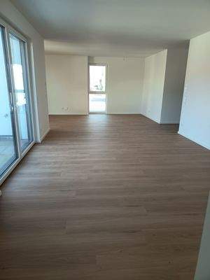 Wohnen/Essen mit Zugang zum Balkon