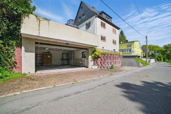 Doppelgarage mit Haus