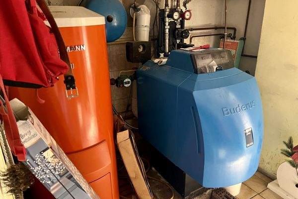 Öl- Zentralheizung (2010) mit Warmwasserspeicher im KG