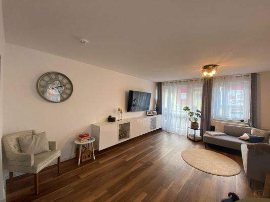 Wohnzimmer mit Balkon.jpg