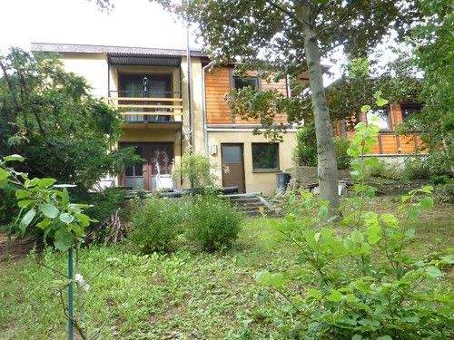 Garagengebäude mit angrenzenden Gartenhaus