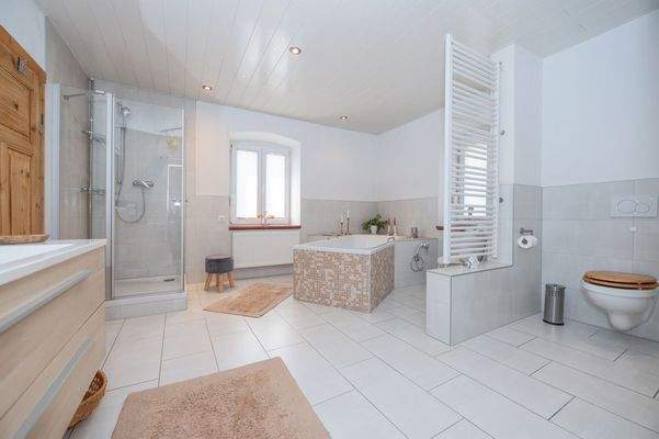 Großzügiges und modernes Badezimmer