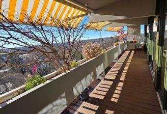 Balkon mit Jalousie.jpg