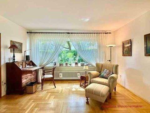 Lese- und Schreibecke im offenen Wohnzimmer