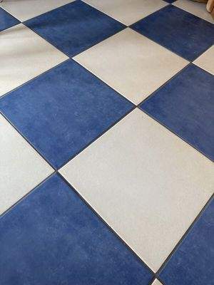 Küchenboden mit Fliesen