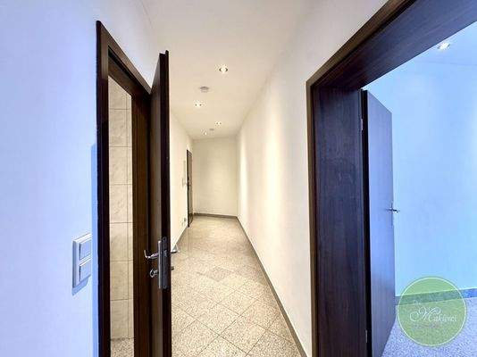 ... ausreichend Platz für eine Garderobe und ...