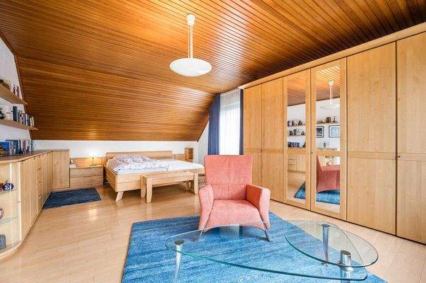 geräumiges Schlafzimmer