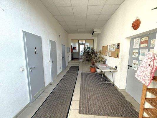 Eingang zu den Gewerbeflächen.JPG