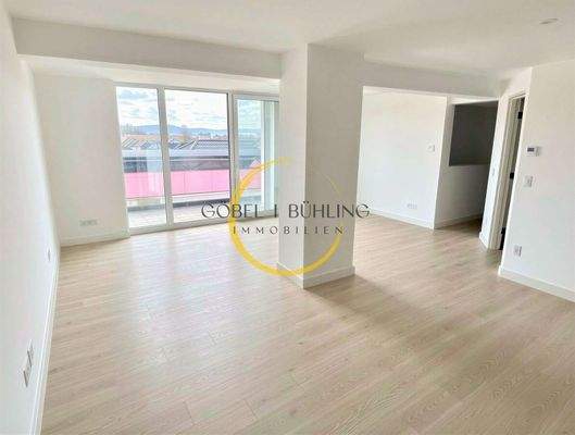 DG: Wohnzimmer mit Zugang Loggia