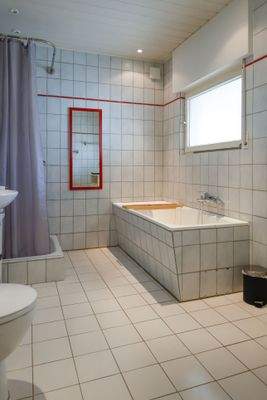 EG Badezimmer Bad.jpg