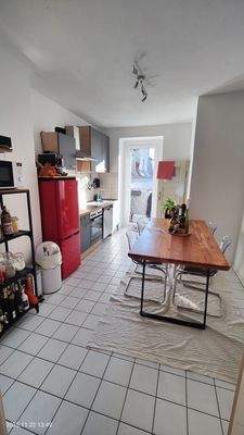 Küche mit Zugang zum Abstellraum & Balkon.JPG