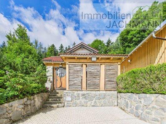 Zugang zum Haus mit davorliegenden Stellplätzen