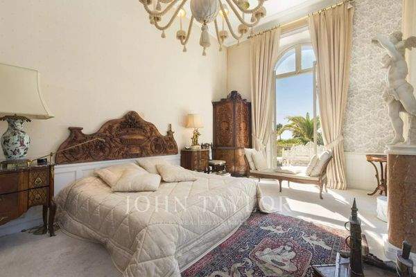 Chambre Lustre Lumière naturelle Moquette