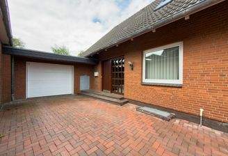 Auffahrt mit Garage