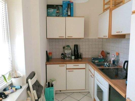 geflieste Küche mit Fenster und EBK